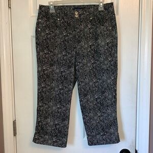 Bandolinoblu black and white floral pattern  cotton blend capris size 8